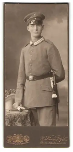 Fotografie William Roth, Berlin, Skalitzerstrasse 94, Soldat in Feldgrau Uniform mit Bajonett