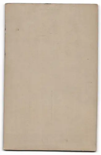 Fotografie L. Heine, Pirmasens, Soldat in Feldgrau Uniform neben Dekoration