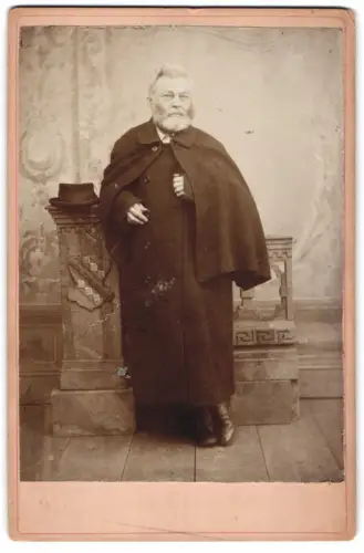 2 Fotografien unbekannter Fotograf und Ort, Karl Rötzer, kgl. Gerichtsvollzieher in Regensburg, Frau Karoline Rötzer