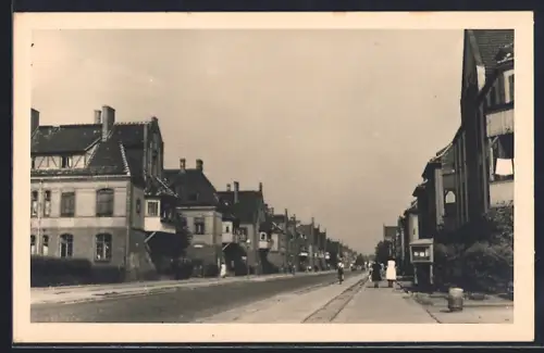 AK Wildau / Teltow, Karl Marxstrasse mit Passanten
