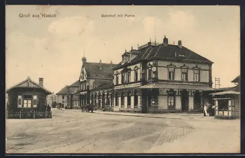 AK Rastatt, Strassenpartie mit Bahnhof