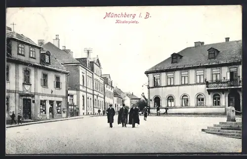 AK Münchberg, Ortspartie am Klosterplatz, mit Passanten