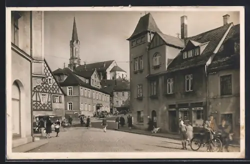 AK Münchberg /Ofr., Belebte Strassenpartie mit Kirche