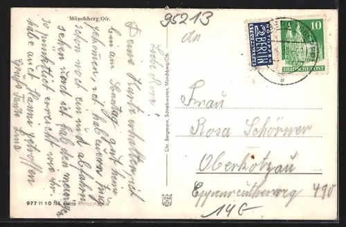 AK Münchberg /Ofr., Belebte Strassenpartie mit Kirche