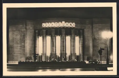 AK Berlin, Volksbühne am Rosa-Luxemburg-Platz bei Nacht