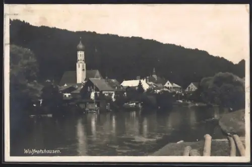 AK Wolfratshausen, Ortsansicht mit Kirche und Fluss