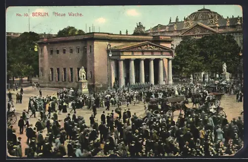 AK Berlin, Neue Wache, Menschenmenge vor dem Gebäude
