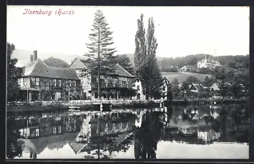AK Ilsenburg /Harz, Fachwerkhäuser am Ufer, Hotel und Café am Forellenteich