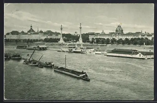 AK Düsseldorf, Blick von der Rheinbrücke, Rheinufer, Schiffe, repräsentative Bauten