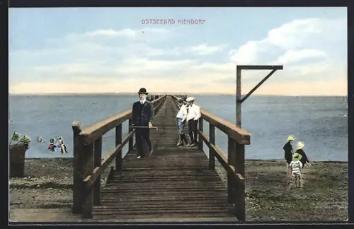 AK Niendorf / Ostseebad, Seebrücke, Strand, Urlauber
