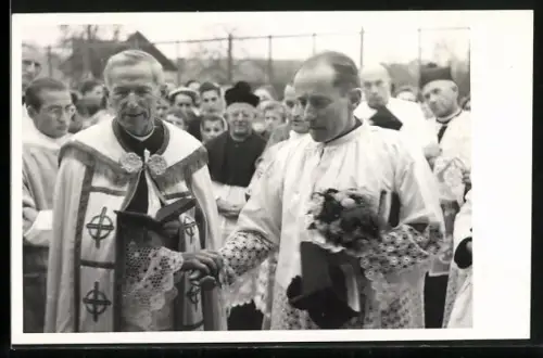 Foto-AK Geistliche und Publikum in der Öffentlichkeit