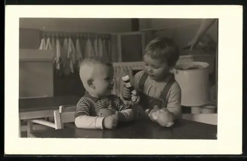 Foto-AK Zwei Kinder spielen mit Puppen
