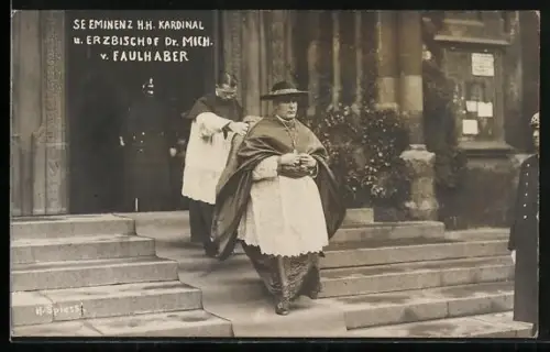 AK Kardinal und Erzbischof Dr. Mich. v. Faulhaber beim Verlassen einer Kirche
