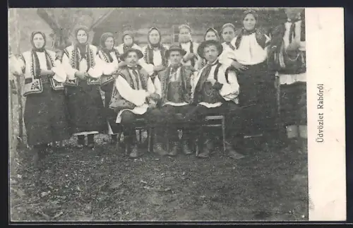 AK Rahó, Gruppe in Trachten vor einem Holzhaus