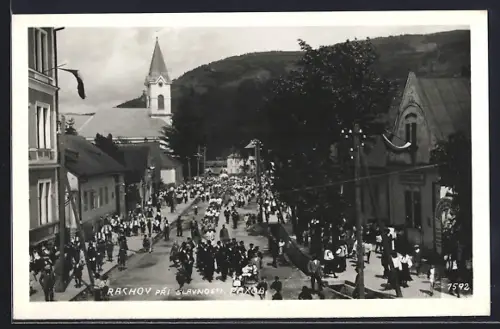AK Rachov pri Slavnosti, Strassenpartie mit Kirche