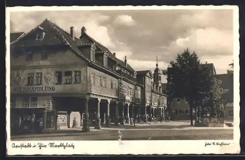AK Arnstadt i. Thür. Marktplatz, Buchhandlung, historische Fachwerkhäuser