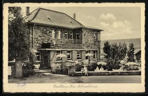 AK Körbecke, Gasthaus Zur Möhneklaue mit Aussenbereich und Besuchern, Inh. Fritz Goch
