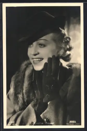 AK Schauspielerin Grethe Weiser im Mantel mit Hut
