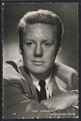 AK Schauspieler Van Johnson mit schwarzer Krawatte