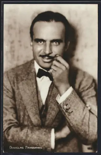 AK Schauspieler Douglas Fairbanks im Anzug mit Fliege und Oberlippenbart