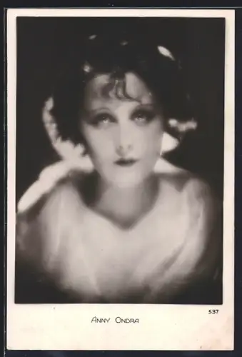 AK Anny Ondra, Portrait