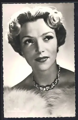 AK Renée Lamy, Portrait mit Pelz