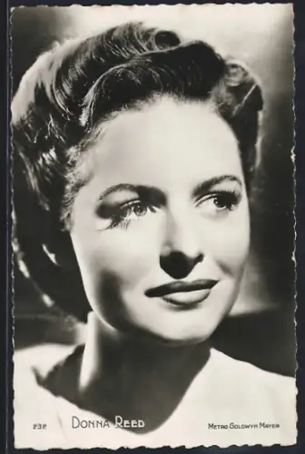 AK Schauspielerin Danna Reed zur Seite blickend