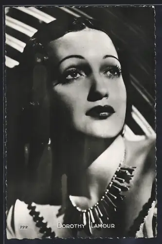 AK Schauspielerin Dorothy Lamour schaut verträumt gen Himmel