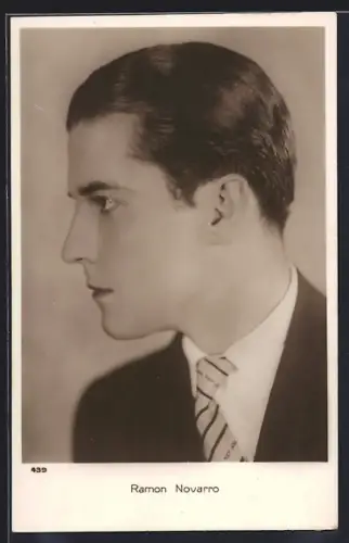 AK Schauspieler Ramon Novarro im Anzug