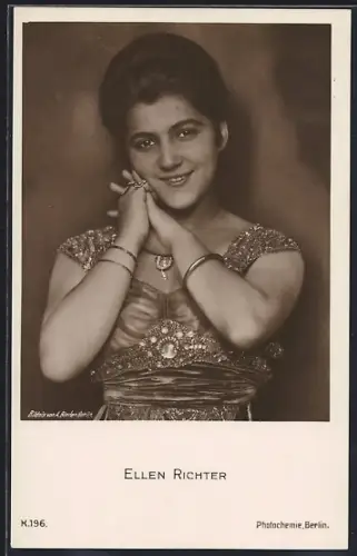 AK Ellen Richter mit Armbändern, Portrait
