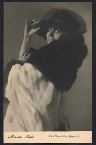 AK Mariella Palto in Pelzmantel und Hut