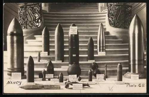 Foto-AK Nancy, Munition in verschiedenen Kalibern auf Treppenaufgang präsentiert