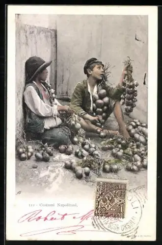 AK Neapel / Napoli, Zwei Jungen in Tracht bieten Gemüse zum Verkauf
