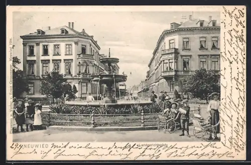 AK Neuwied, Landgerichtplatz mit Brunnen