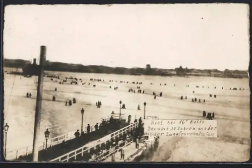 Foto-AK Kiel, Zugefrorener Hafen bei -16° Kälte, Menschen auf dem Eis