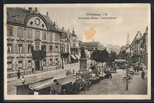 AK Offenburg i. B., Marktplatz, Rathaus, Drake-Denkmal