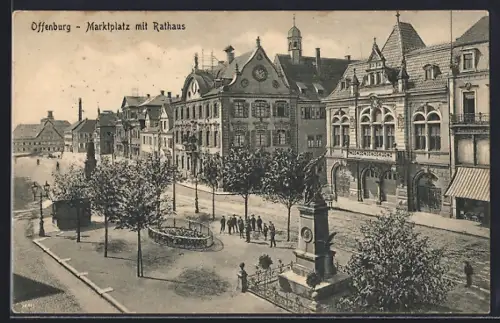 AK Offenburg, Marktplatz mit Rathaus und Denkmal