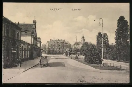 AK Rastatt, Bahnhof mit Vorplatz u. Kutsche