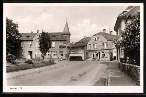 AK Lohne i. O., Strassenszene mit Geschäftshaus, Turmgebäude