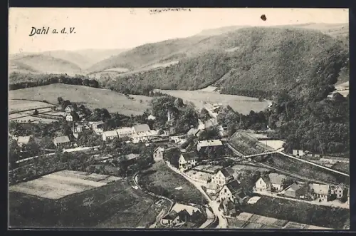 AK Dahl a. d. V., Ortsansicht im Tal mit umliegenden Bergen