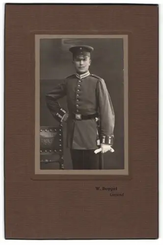 Fotografie W. Boppel, Gmünd, Soldat in Uniform mit Säbel