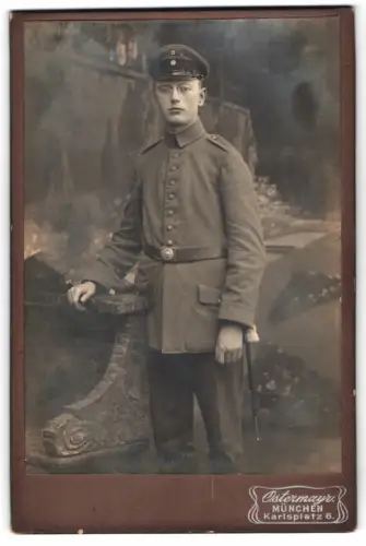 Fotografie Gebr. Ostermayr, München, Karlsplatz 6, Soldat in Uniform Rgt. 1