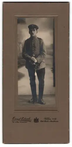Fotografie Ernst Eberle, Ulm, Kohlgasse 49, Uffz. in Uniform mit Säbel