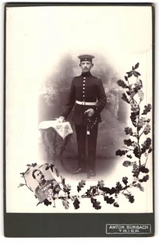 Fotografie Anton Burbach, Trier, Hosenstrasse 4, Soldat in Uniform mit dekorativen Elementen