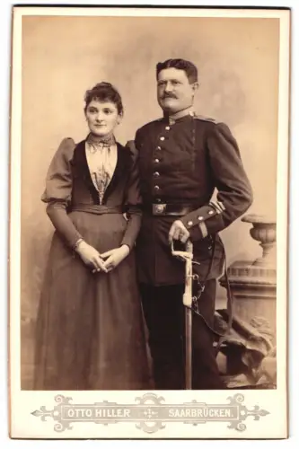 Fotografie Otto Hiller, Saarbrücken, Neue Brücke, Uffz. in Uniform Rgt. 70 mit seiner Frau