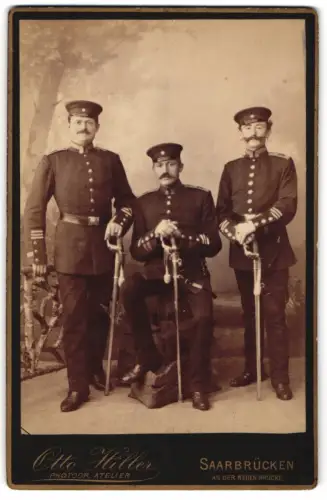 Fotografie Otto Hiller, Saarbrücken, An der neuen Brücke, Drei Uffz. in Uniform Rgt. 70 mit Säbel