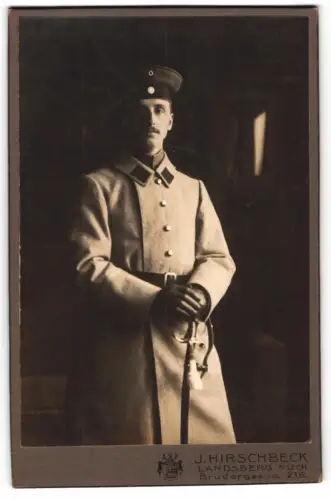 Fotografie J. Hirschbeck, Landsberg am Lech, Brudergasse 216, Soldat in Uniform mit Säbel, 1916