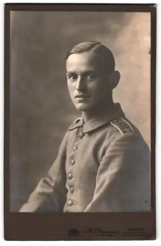 Fotografie M. Obergassner, München, Kaufingerstrasse 14, Porträt eines jungen Soldaten in Feldgrau Uniform