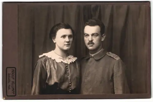Fotografie Adolf Klumpp, Schwäbisch Hall, Kabinettporträt Soldaten in Uniform Rgt. 120 nebst seiner Frau
