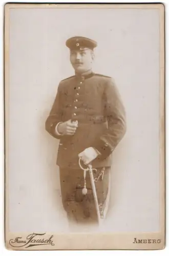 Fotografie Franz Tausch, Amberg, Maxplatz 108, Uffz. in Uniform mit Säbel